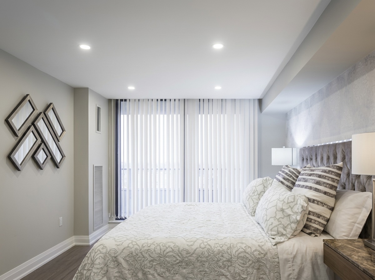 Матовый натяжной потолок в спальне